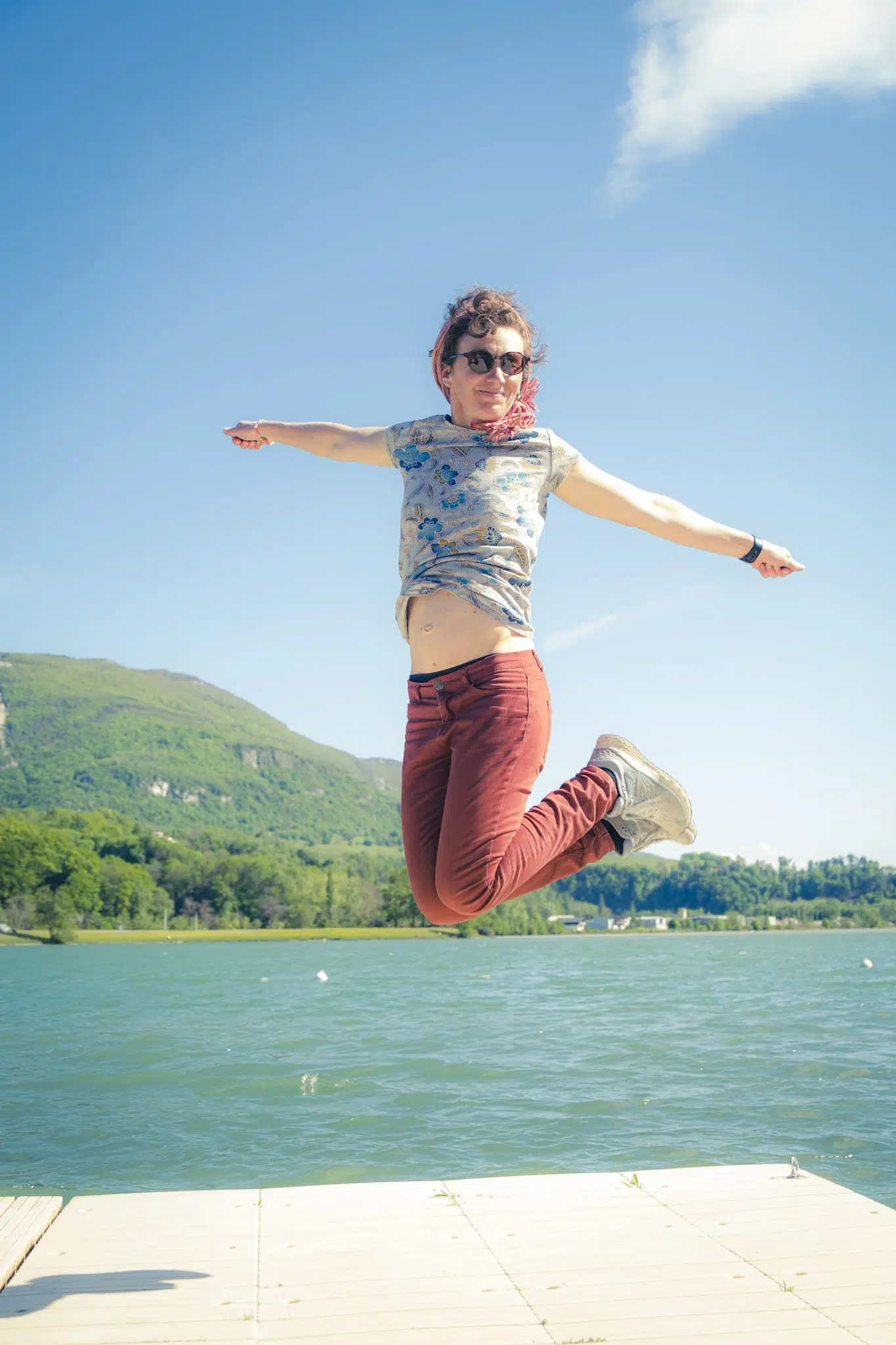 Caroline Magne sautant de joie au bord du lac